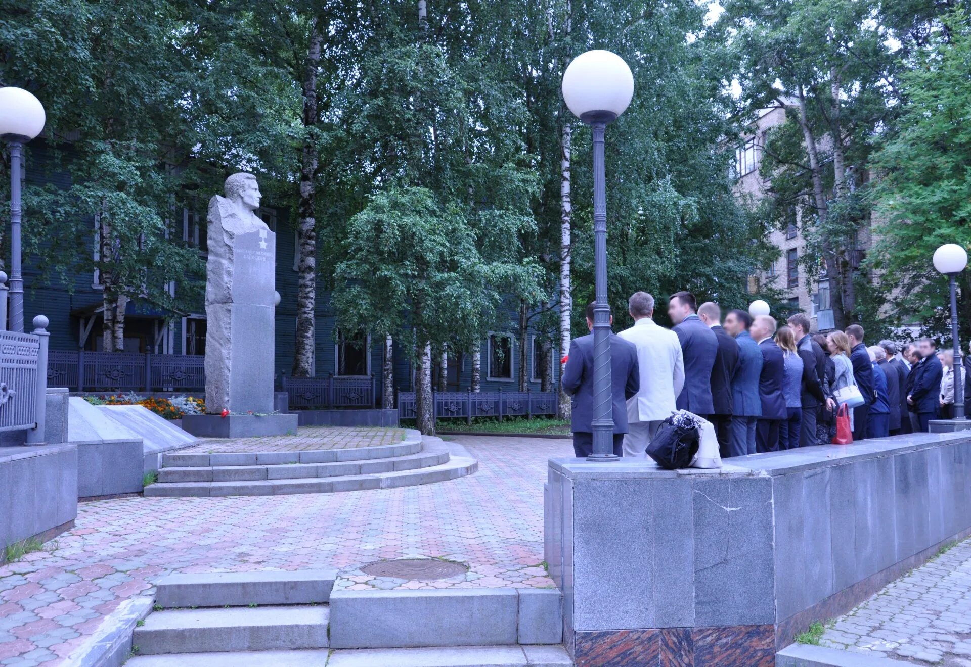 Памятник Алексееву в Сыктывкаре. Памятник Алексееву Ухта. Герой России Алексеев памятник Ухта.