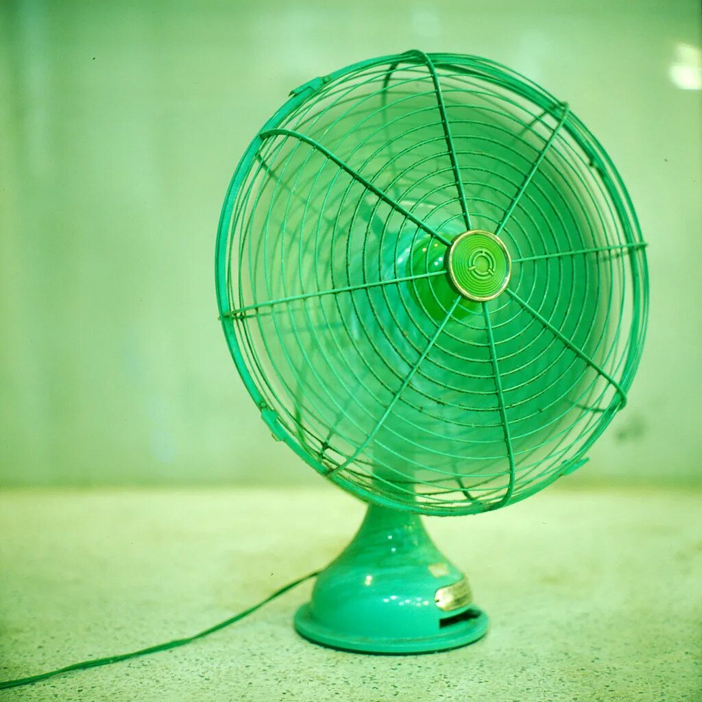 Зеленый вентилятор. Настольный вентилятор зеленый. Вентилятор на зеленом фоне. Зелёный вентилятор зелёный вентилятор. Зеленые кулеры