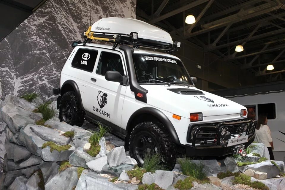 Магазин нивы 21214. Нива 4х4 21214. Niva Elbrus Edition 4x4. Нива 21214 Экспедиция. Нива 4х4 белая.