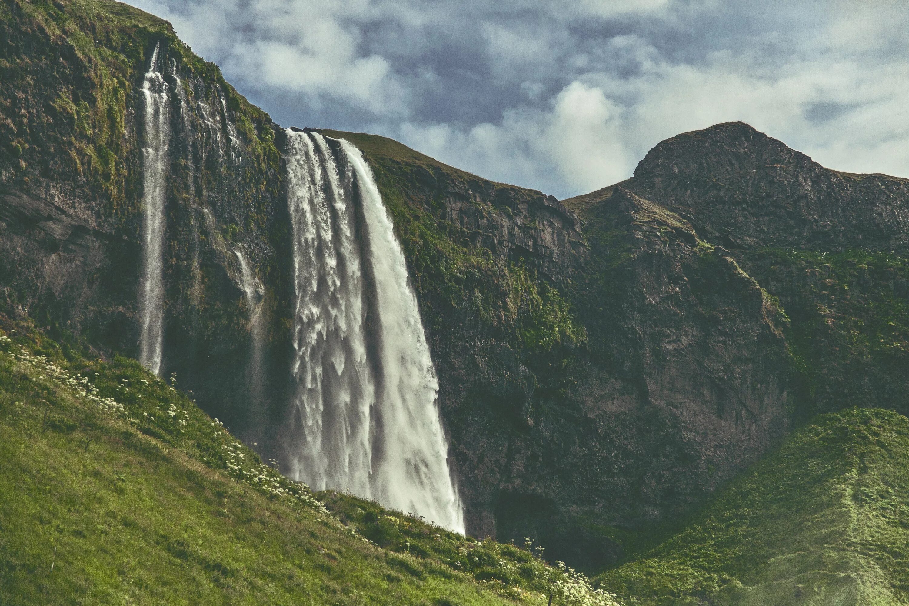 Вода на холме. Азорские острова водопады. Хайфорс водопад. Исландия, гора, река, водопады. Пшехский водопад.