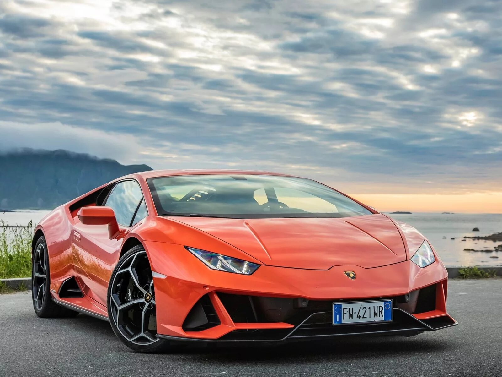 суперкары ламборджини хуракан. ламборджини хуракан. Lamborghini huracan 2019. Lamborghini huracan evo 2020 оранжевый. Huracan evo coupe.