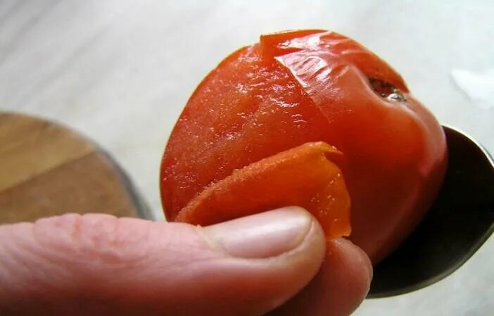 Кожура томатов. Кожица помидора. Шкурка от помидора. Очищенные помидоры. Помидор без кожуры.
