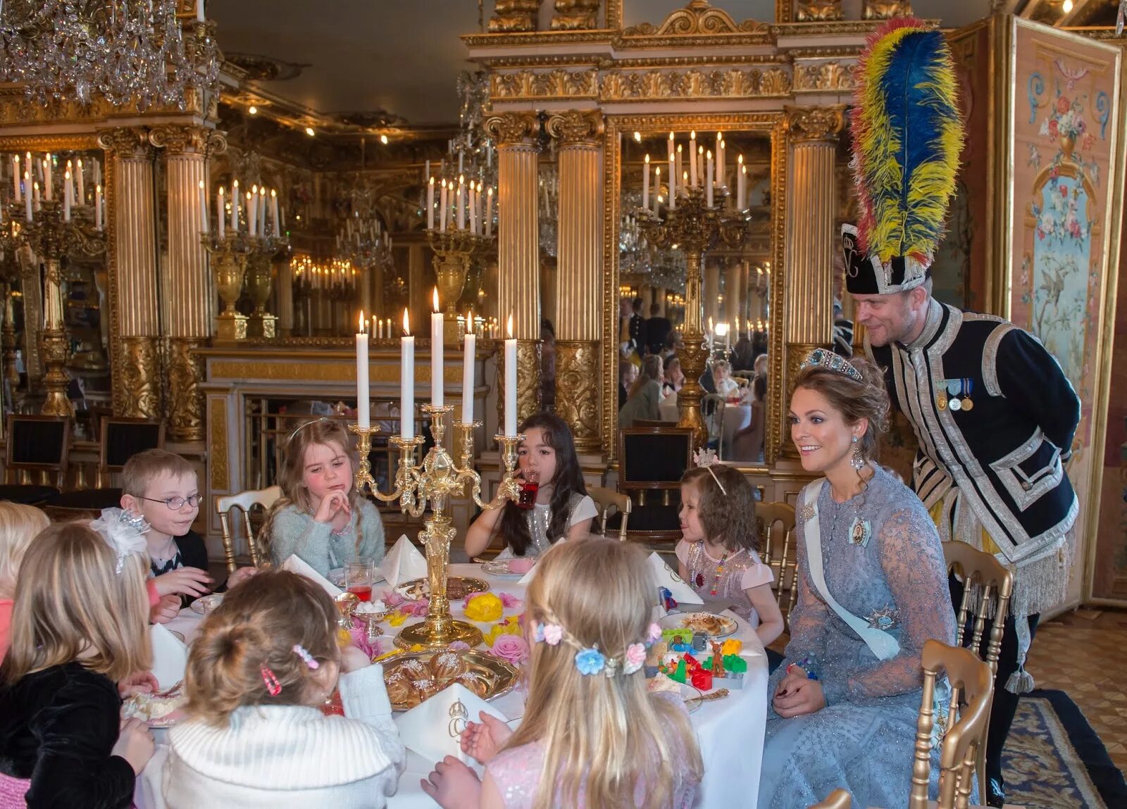 Чайная церемония в Великобритании Королевская семья. Чаепитие в королевском Дворце. Чаепитие в королевской семье.