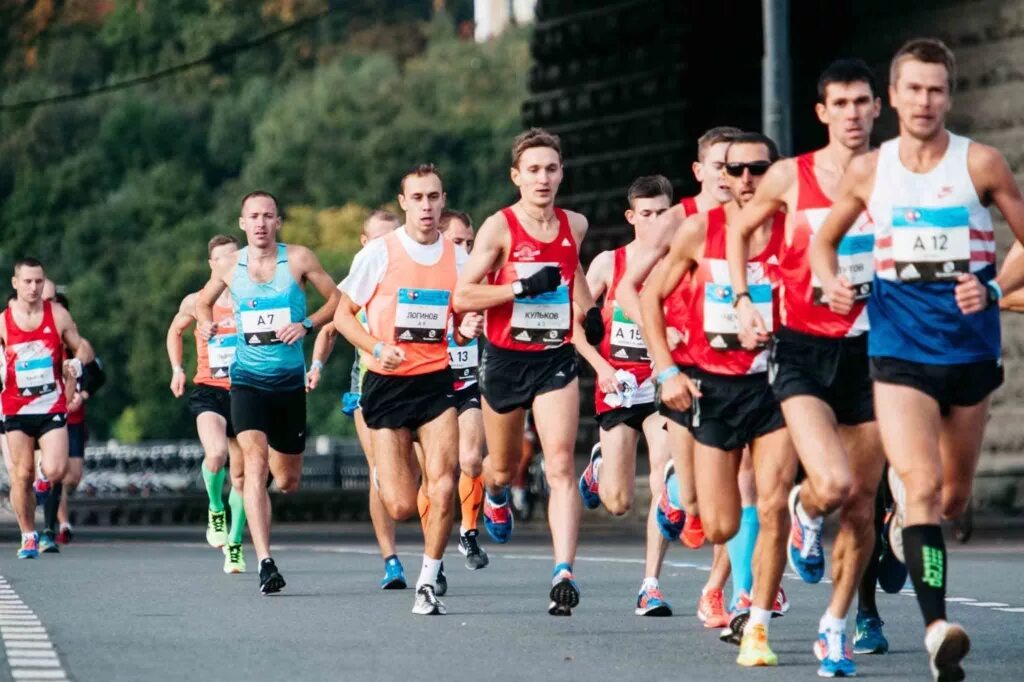 Спортсмен бегающий на длинные. Легкая атлетика марафонский бег. Спортсмен марафонец. Легкоатлетический забег. Бегуны на длинные дистанции.