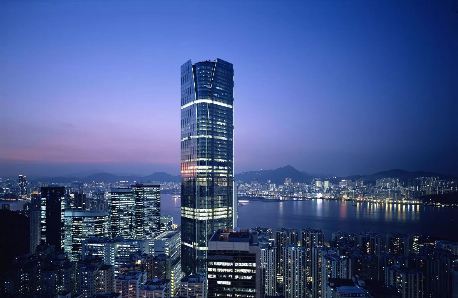 Небоскребы гонконга. One Island East в Гонконге. Небоскреб Гонконга скайскрепер. Октагон небоскреб Гонконг. Международный коммерческий центр Гонконг.