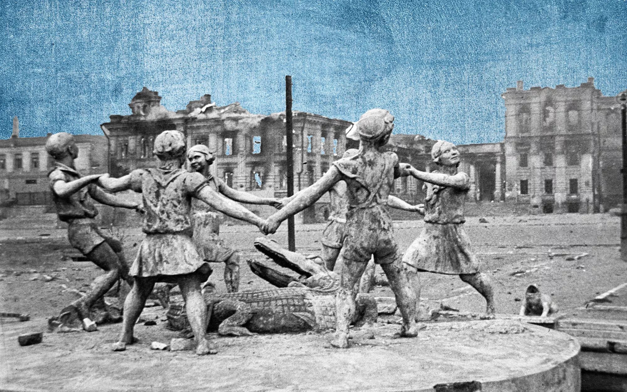 Исторические сталинград. Фонтан в сталинграде детский хоровод. волгоград фонтан 1942. фонтан дети сталинград евзерихин. сталинградская битва фонтан дети.
