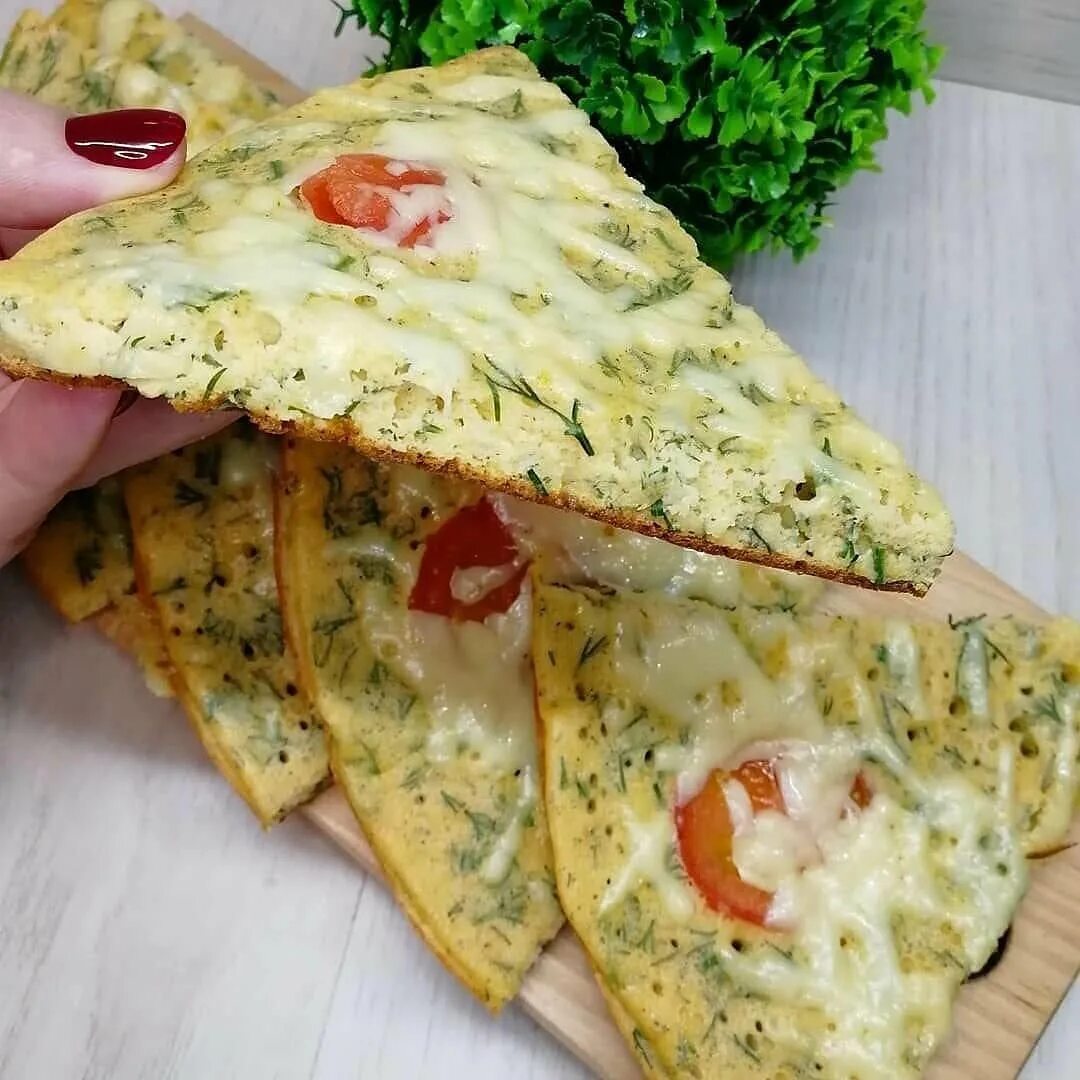 Тортилья сыр колбаса помидор. Лепешка с сыром. лепешка с сыром и томатами. лепешка с сыром и зеленью. лепешка с помидорами и сыром.