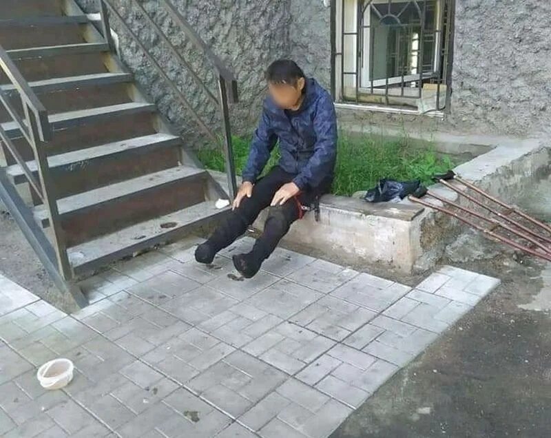 Инвалидов лишат групп. Депутат Улан Удэ Хурал. Мужчины на улицах Улан Удэ. Беспомощный человек.