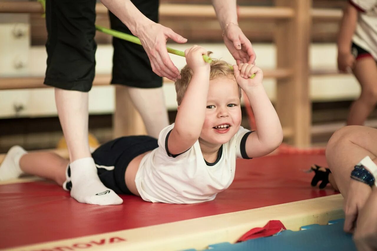 Физическое развитие в 3 года. Физкультура для малышей. Спортивные занятия для детей. Занятия ЛФК для детей. Оздоровительная физкультура для детей.