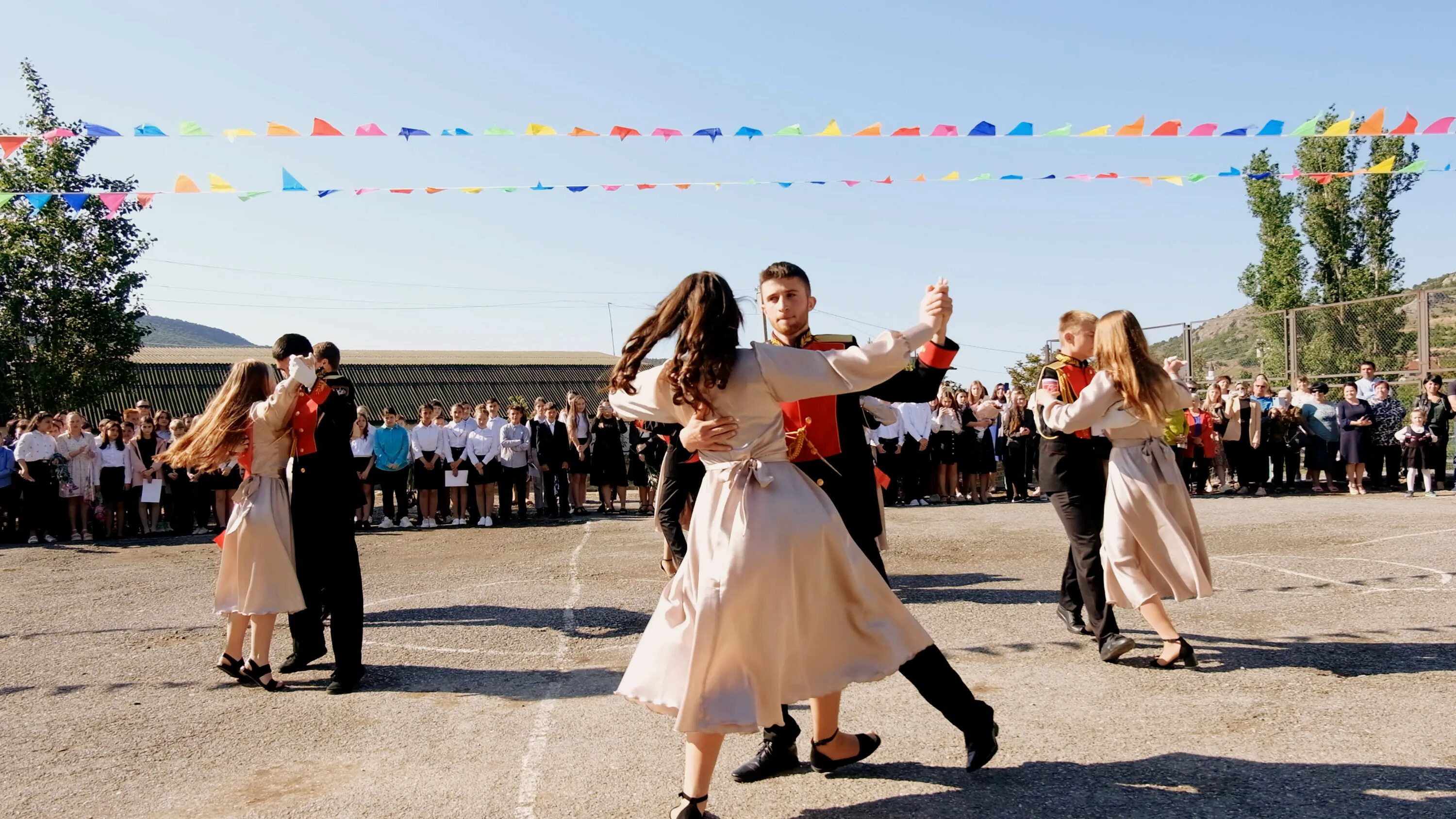 Вход на выпускной вальс. Крымский вальс 2019 Судак. Вальс выпускников. Выпускной вальс. Выпускной вальс Крым.