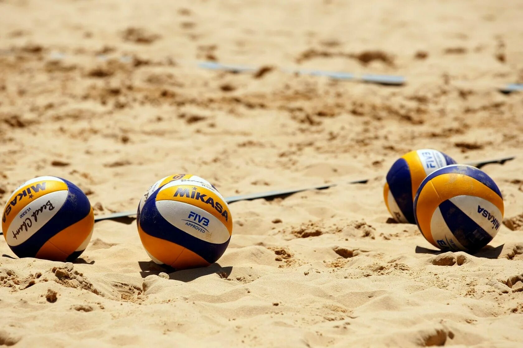 Игроки пляжного волейбола. Мяч пляжка волейбол. Пляжка волейбол. Волейбол на пляже. Волейбольный мячик на песке.