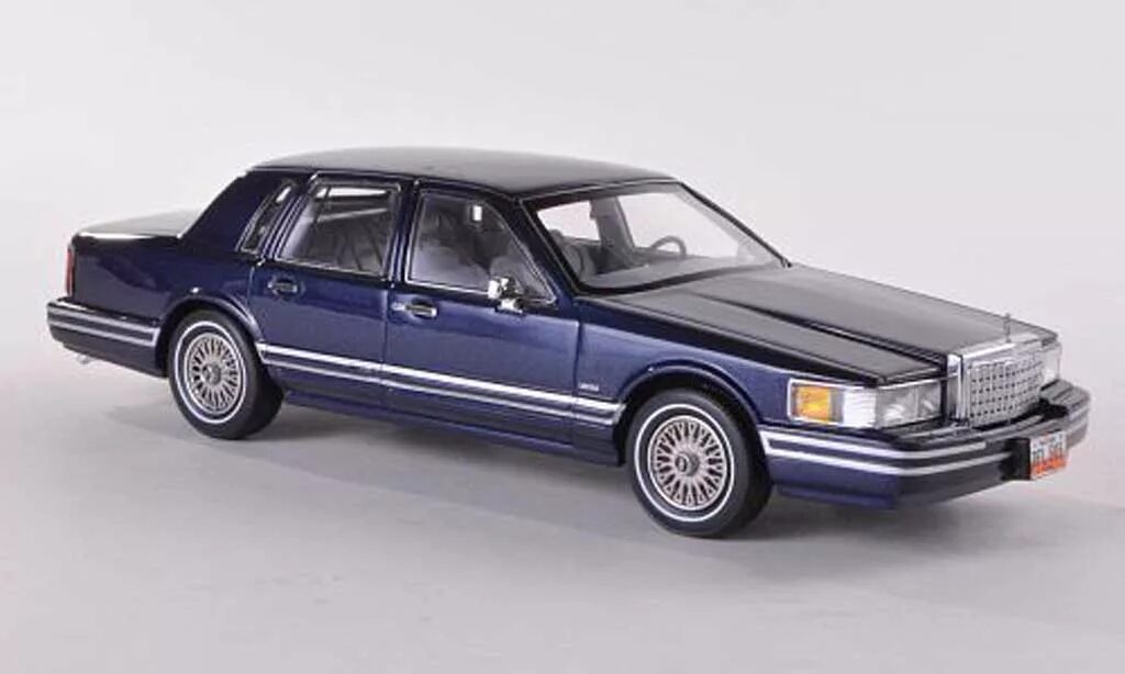 Town car 1. Lincoln Town car 1:43. Lincoln Town car 1990. Линкольн Таун кар модель 1 43. Масштабная модель Lincoln Town car.