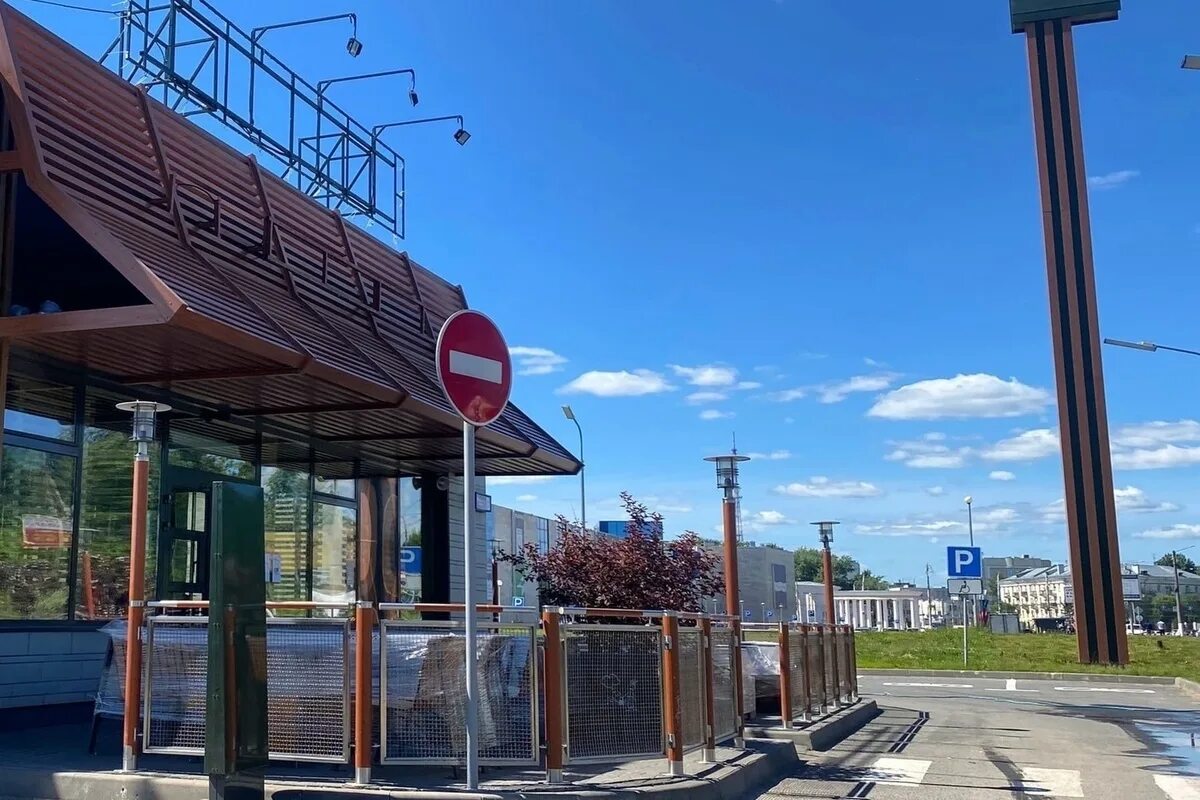 Интерьер зала вкусно и точка. Вкусная ярмарка. Вкусная точка можайск. Вкусно и точка фасад. Вкусно и точка на можайского.