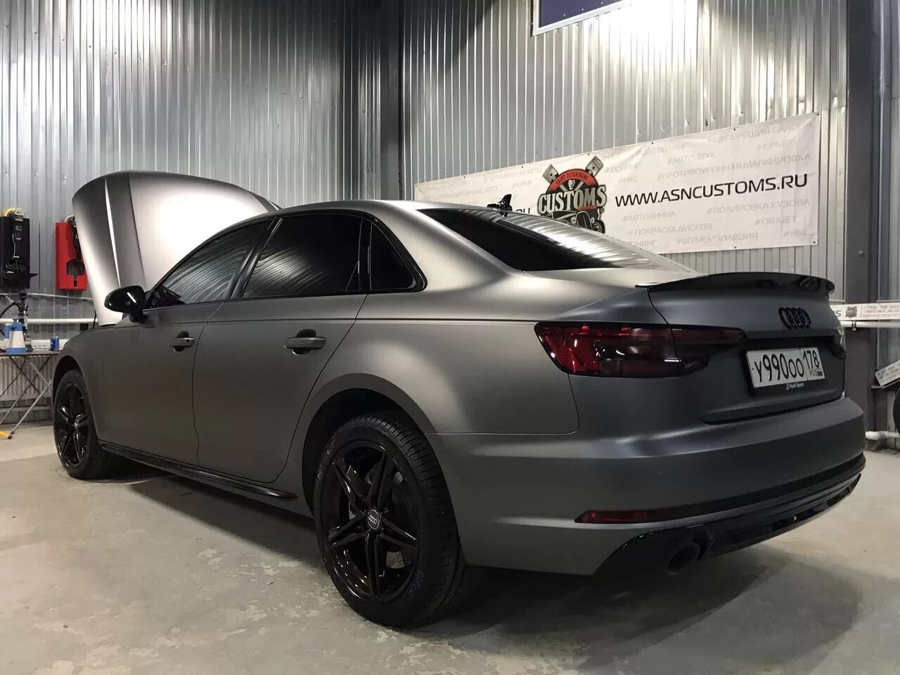 Сатин машина. Хромированная пленка для авто. Ауди а6 черный сатин. Мерседес cls 219 черный цвет. Бмв g20 пленка белый сатин.