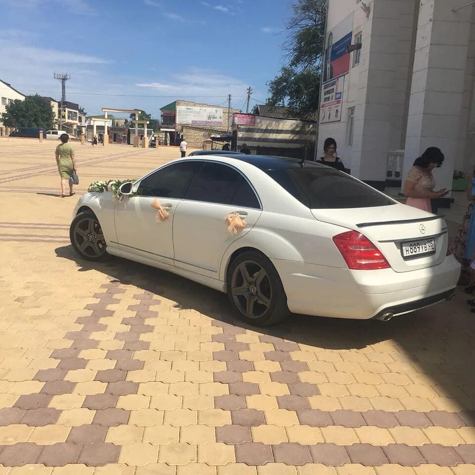 Мерседес 221 дагестан. Такси город дербент. Машина напрокат на свадьбу дербент. Свадебный кортеж дербент. Аренда машины дербент.