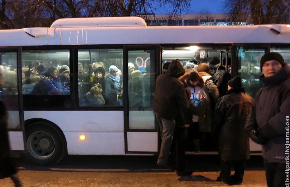 автобус одну треть. пдд для школьников переходить когда транспорт отъедет. автобус изнутри с людьми. женщины режиссеры россии. фото я дождусь.