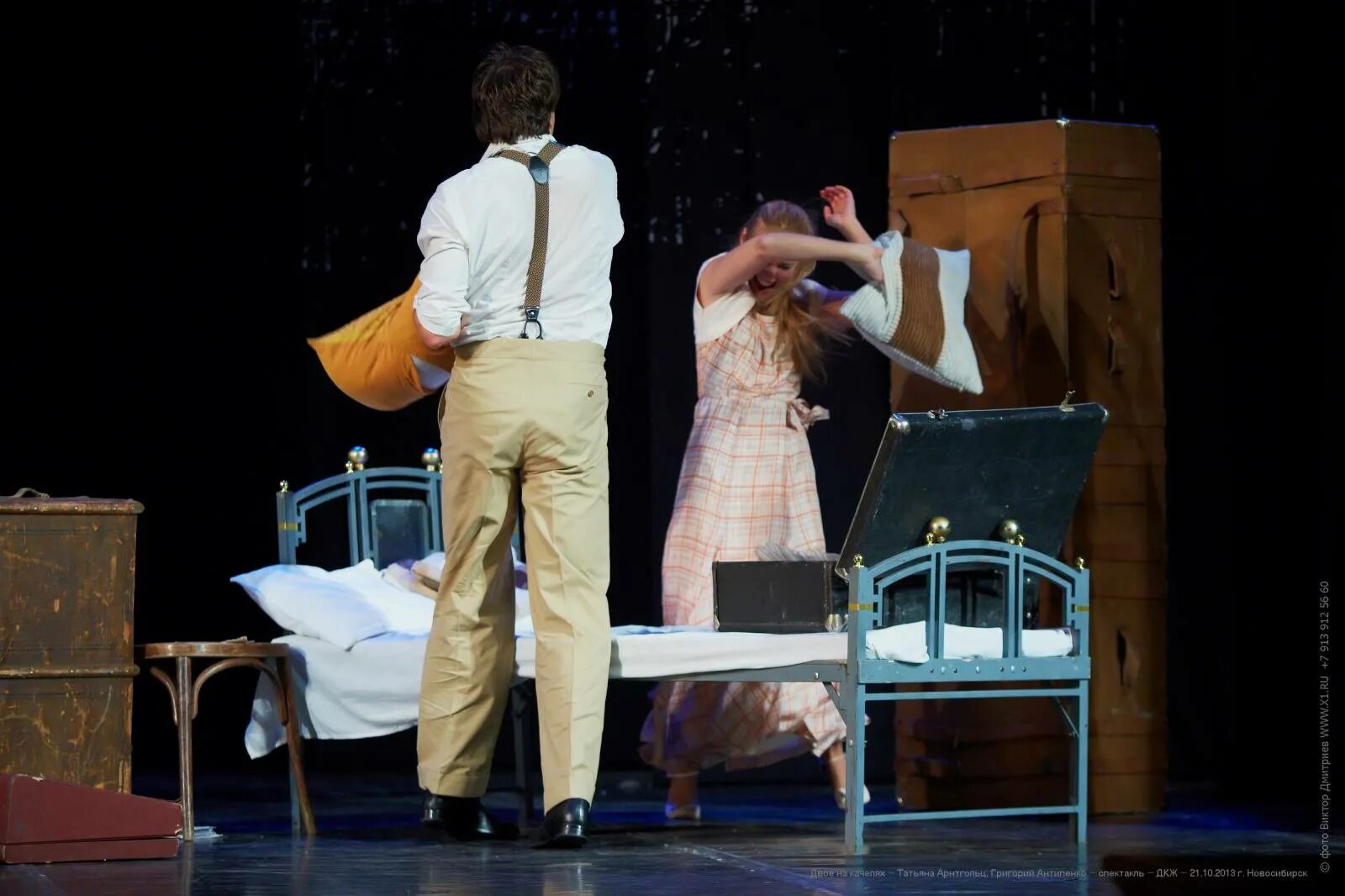 двое на качелях арнтгольц и антипенко. дом на набережной спектакль. двое на качелях арнтгольц и антипенко. татьяна арнтгольц театр спектакль. двое на качелях татьяна арнтгольц и григорий антипенко.