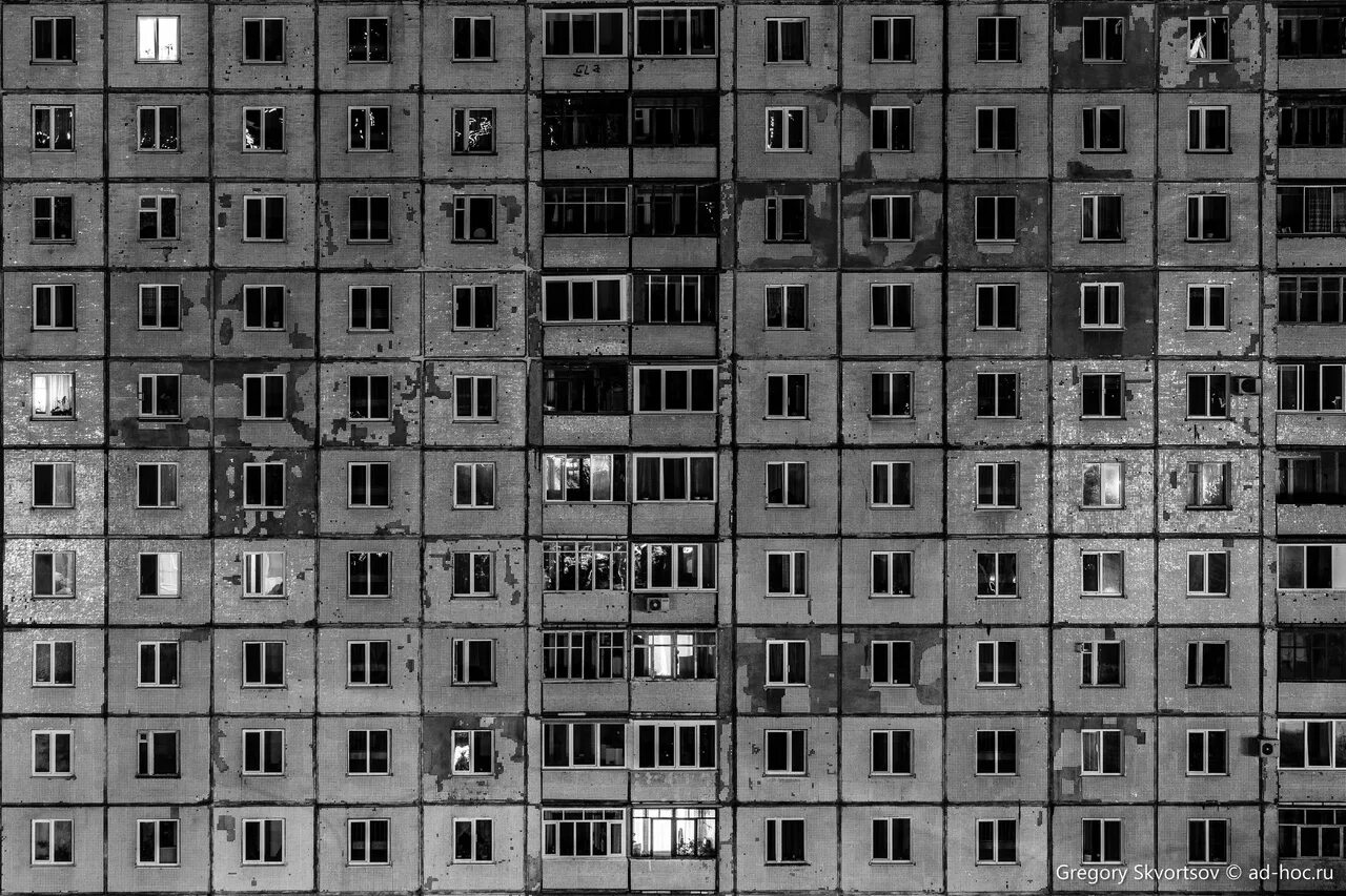 Панелька хрущевка. Панелька хрущевка. Окно в панельном доме. Советская застройка в германии. Серые панельные многоэтажки.