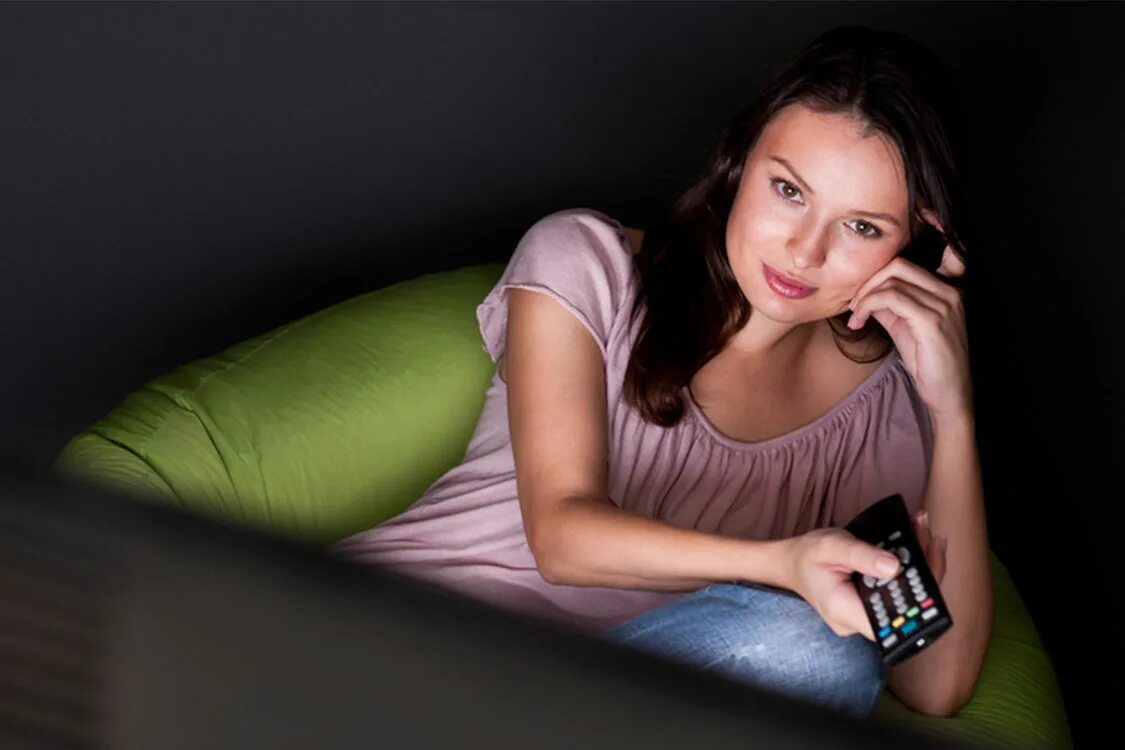 женщина у телевизора. Tv woman girl. Tv woman girl. Tv woman girl. женщина на диване перед телевизором.