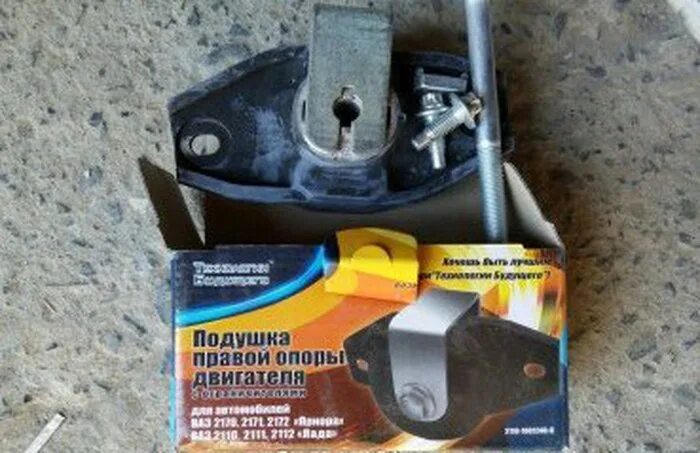 Опора двигателя лада приора 16 клапанов. Левая подушка двигателя приора. Левая подушка двигателя лада 2110. Левая подушка двигателя приора. Подушка двигателя ваз 2170 левая.