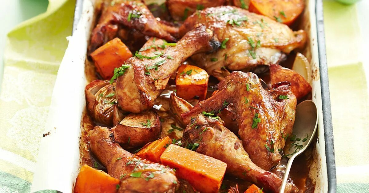 Батат с филе. Батат с курицей в духовке. курица с бататом и овощами в духовке. запеченный батат с курицей. индейка с бататом.