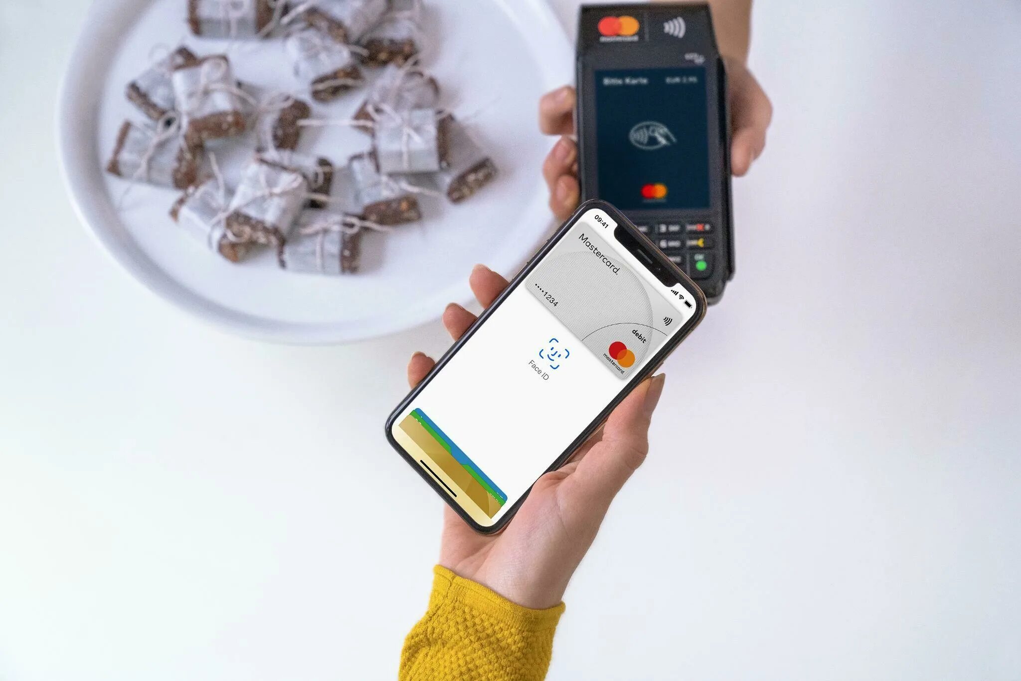 Как расплачиваться телефоном. Apple pay. Бесконтактная оплата айфон. Оплата Apple pay. Бесконтактная оплата Apple pay.