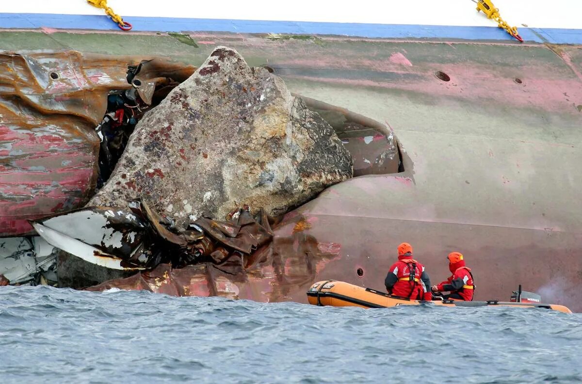 Крушение Коста Конкордии 2012. Крушение лайнера Costa Concordia 2012. Коста Конкордия крушение. Корабль Costa Concordia. Costa concordia крушение