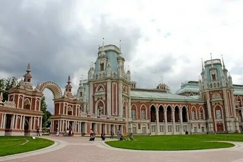 Дворцовый ансамбль этого города меньше всего пострадал