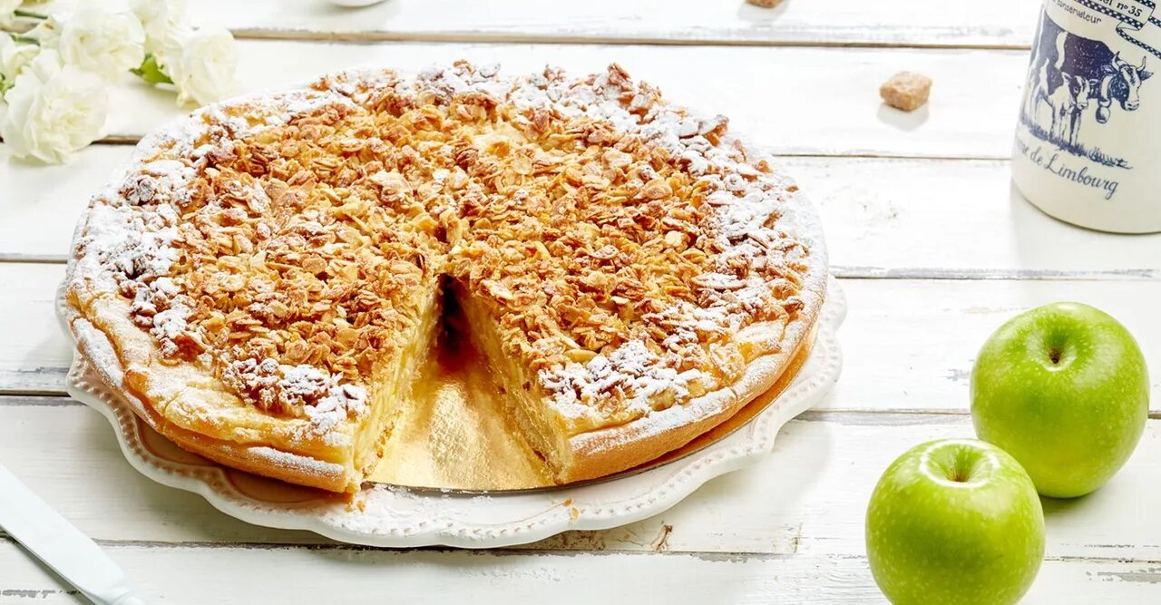 Пирог с яблоками и овсяными хлопьями. Пирог из овсянки. Пирог с овсяными хлопьями. Пирог из овсяных хлопьев с яблоками. Яблочный пирог с овсяными хлопьями.