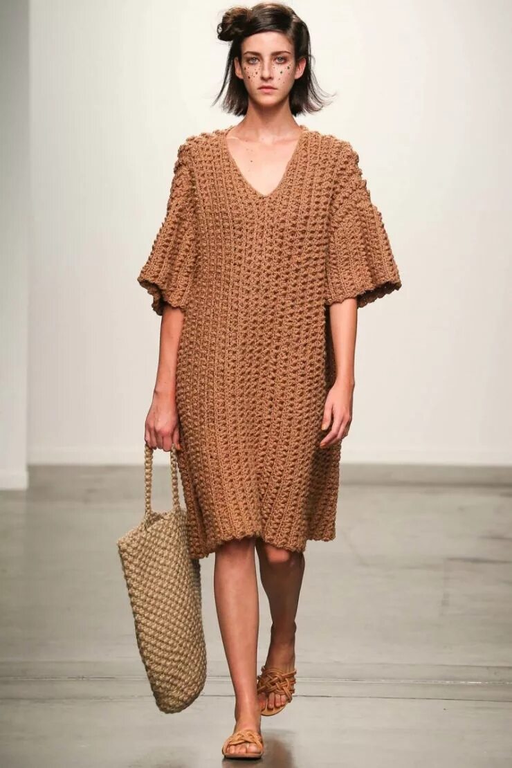 платье вящанное женское. модное вязание платья. зимнее вязаное платье. стильные вязаные платья. вязаное платье футляр.