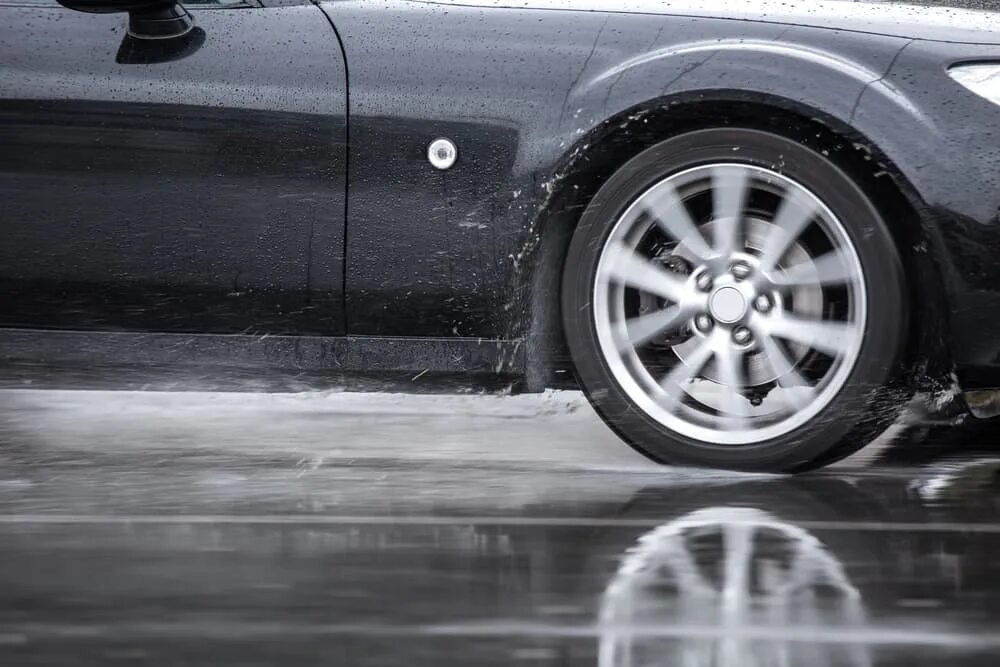 Колеса во время движения. Движения шина автомобиля в Дожде. Tire Water. Tire in Rain time. Cars speeding in the Rain.