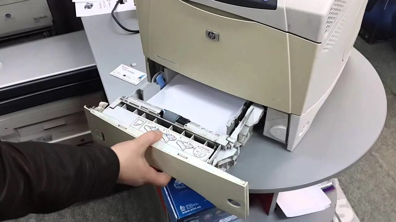 Почему принтер не захватывает бумагу. Hp laserjet 4200. бумага для принтера. захват бумаги в принтере. принтер не захватывает бумагу.