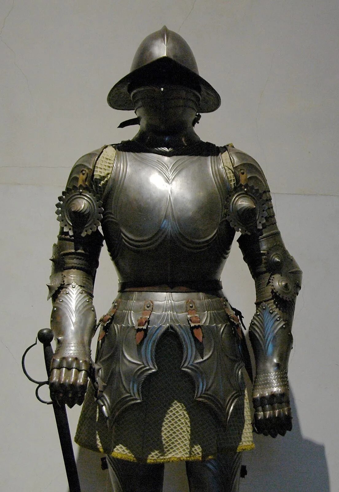 Средневековые латы. Рыцарский латный доспех. Рыцарский латный доспех. Тракийски доспехи. Средневековая латная броня.