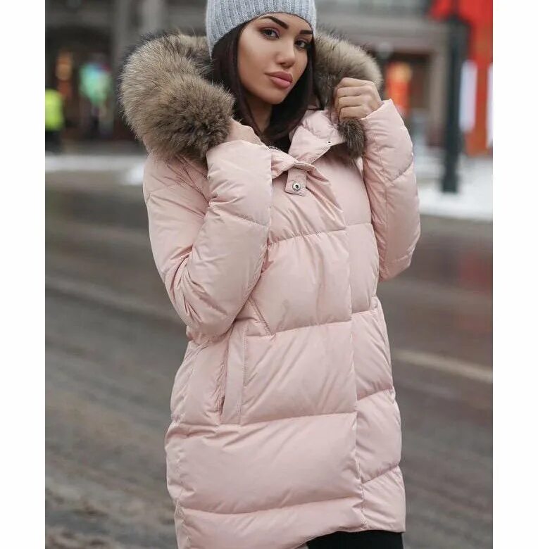 Розовая курточкк и черная шапках. Черная куртка и розовая шапка. Девушка в пуховике. Синий пуховик с розовой шапкой. Розовый пуховик.