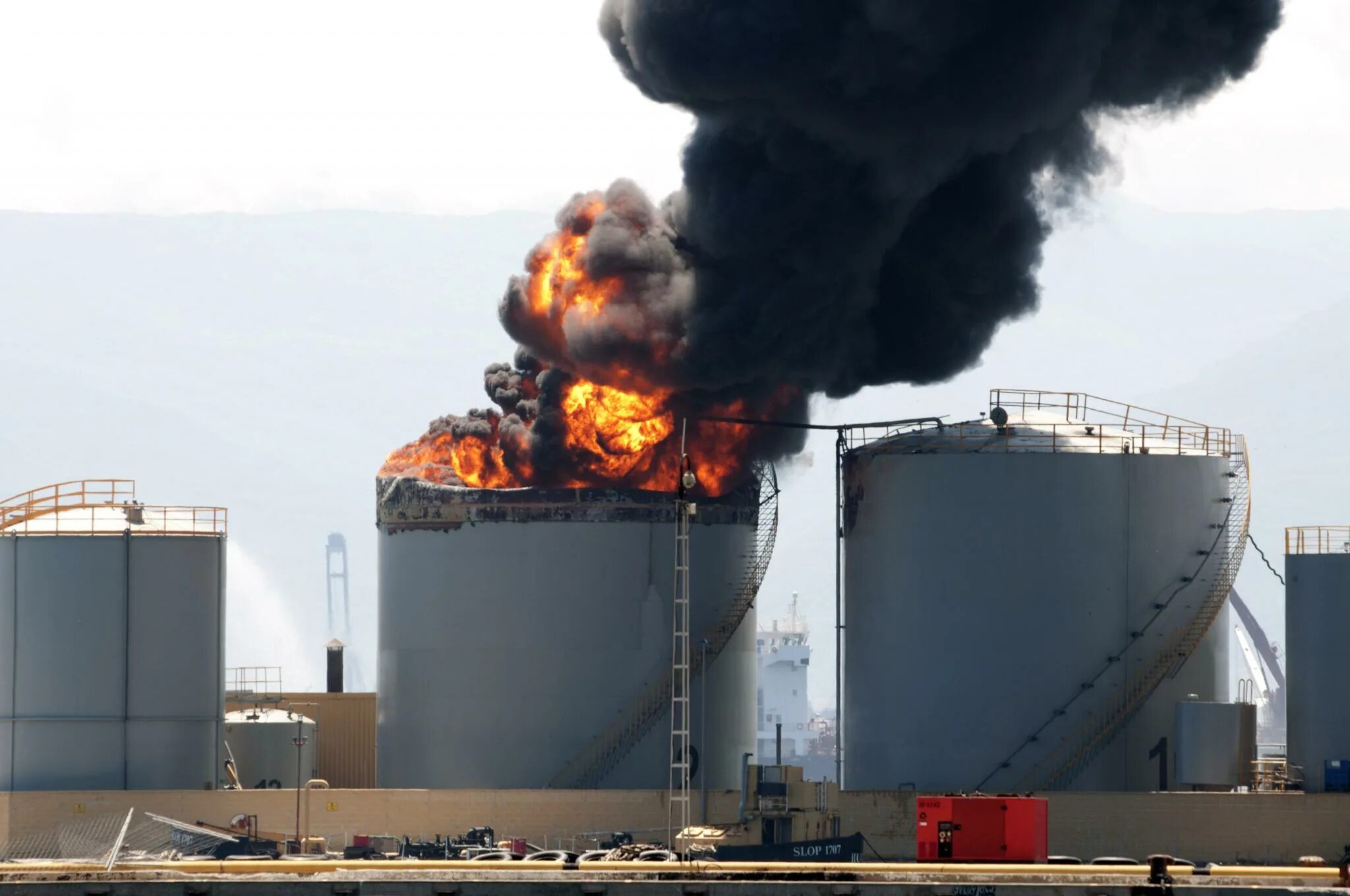 Горение резервуара с нефтью. Техногенные пожары. Взрыв резервуара с нефтью. Горит резервуар с нефтью.