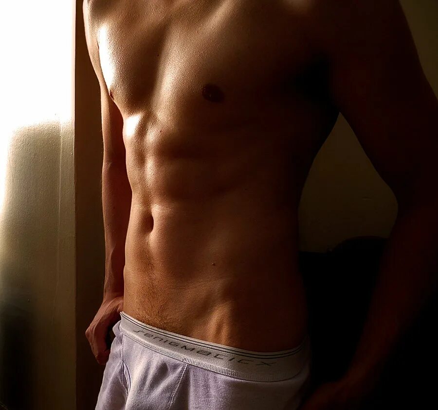 Торс мужской домашнее. Мужское тело в домашних. Торс домашнее. Пресс парня в зеркале. Торс домашнее.