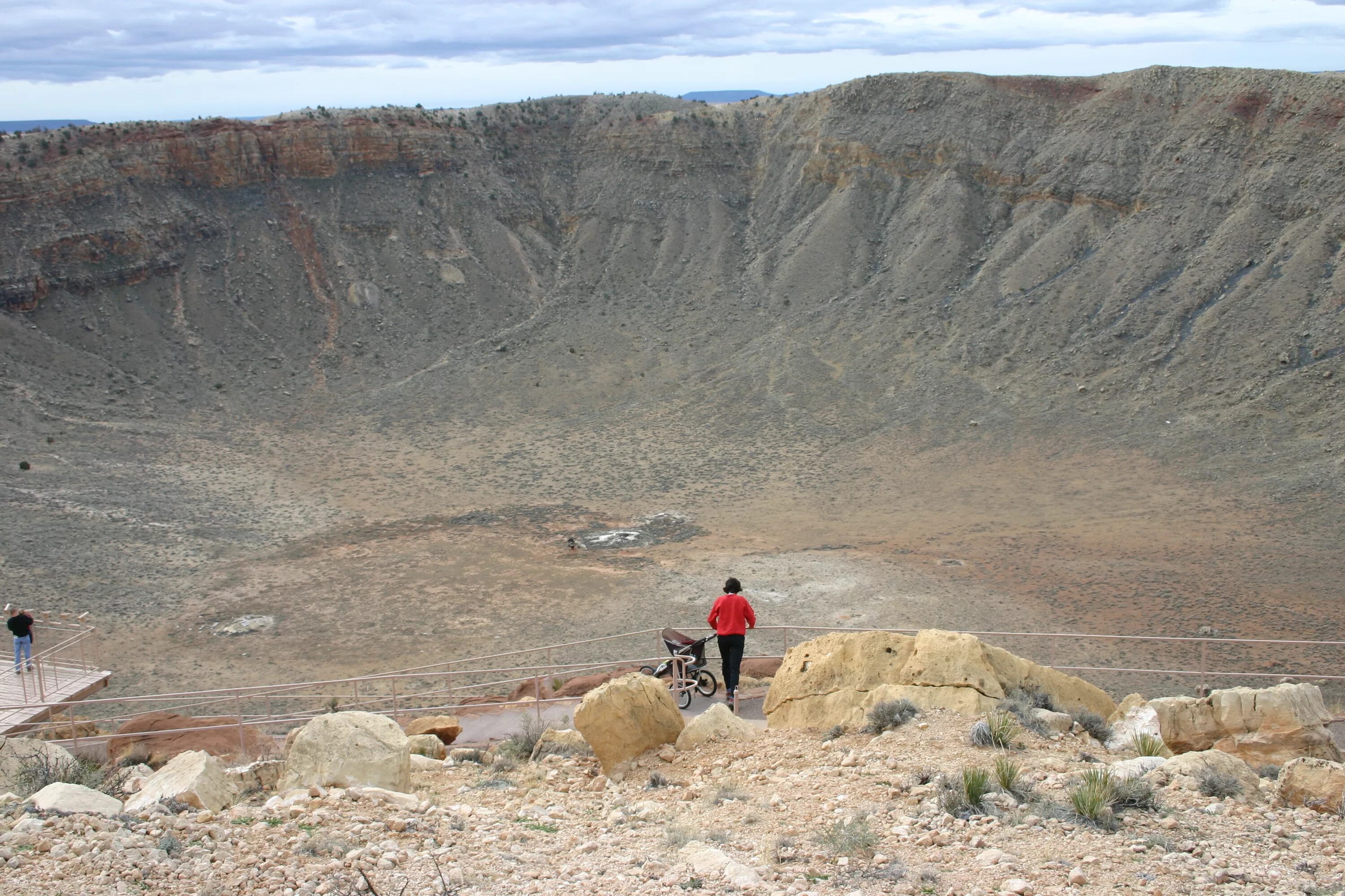 Самый крупный кратер на земле. Метеоритный кратер Бэрринджер-Метеор-Крейтер. Метеоритный кратер в Аризоне. Кратер Бэррингера Аризона. Метеоритный кратер Бэррингера Аризона.