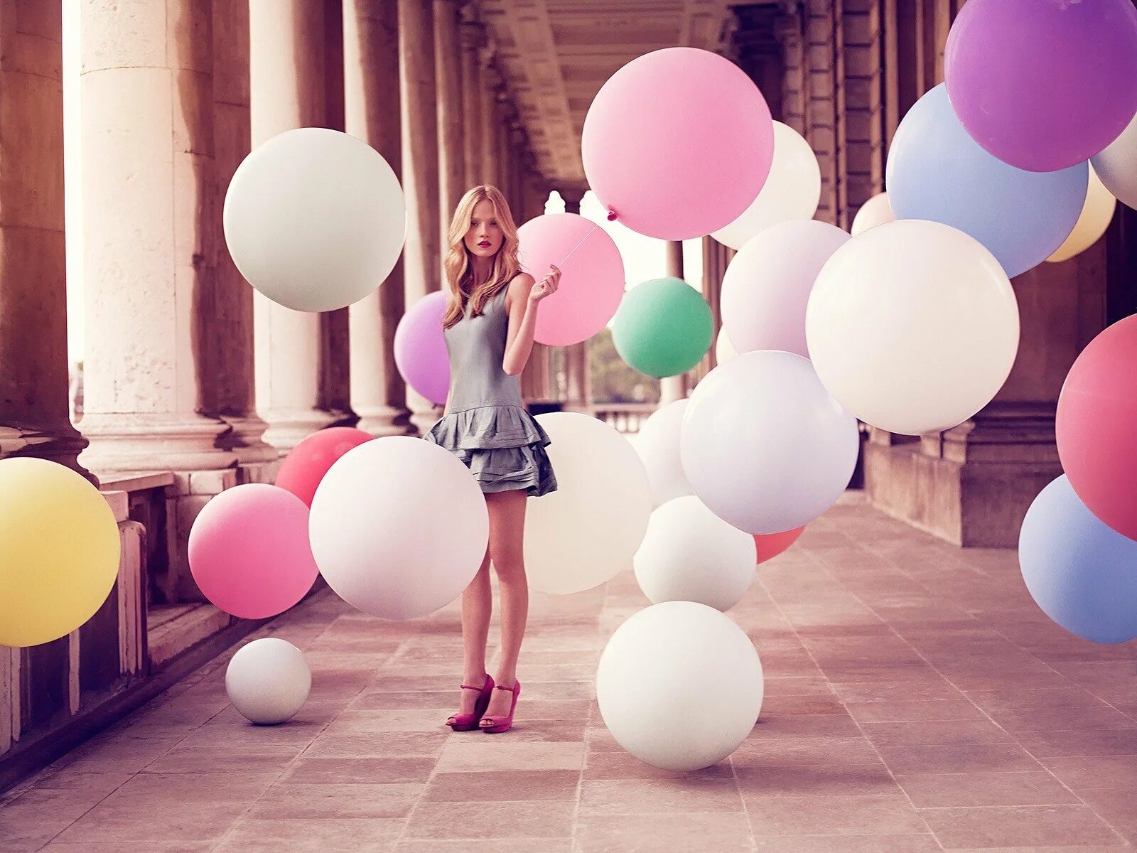 Девушка с воздушными шарами. Большие воздушные шары. Фотосессия с воздушными шариками.