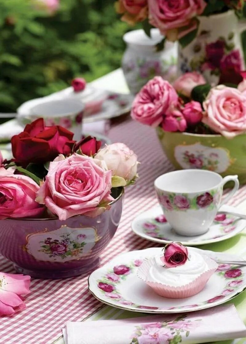 Картинка утро доброе розовое. Красивое чаепитие. Цветы в чашке. Чай с цветами. Утренние цветы.