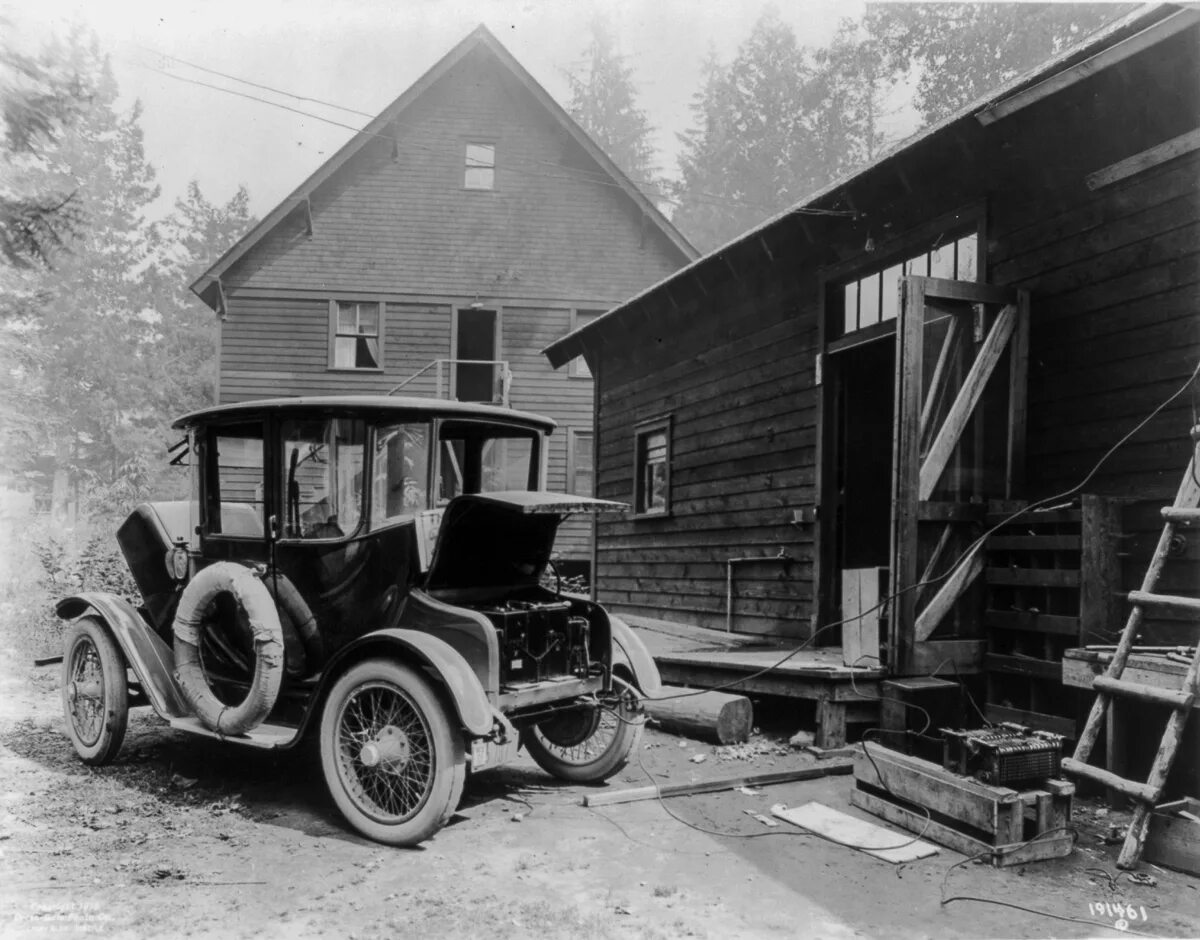 Первая электро. Электромобиль компании «Detroit Electric», 1907 г. Тесла. Электромобиль 1923 Milburn Electric model 27l. Электромобиль «Detroit Electric» 1915 года.