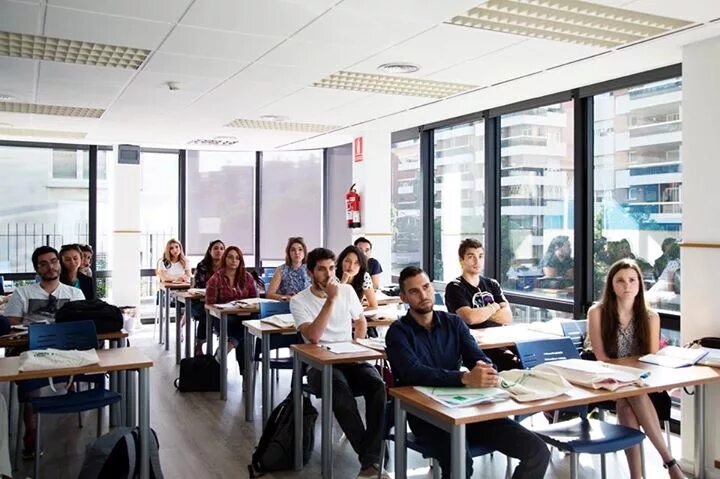 Курсы мюнхен. Business school кампус в мюнхене. мюнхенский университет в германии. мюнхенский университет студенты. школы в германии мюнхен.