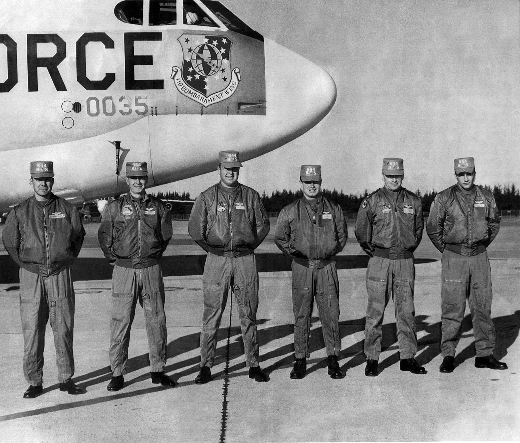 Alpha industries бомбер ma-1. бомбер история. куртка бомбер топ ган. военные пилоты в бомберах. американские летчики в бомберах.