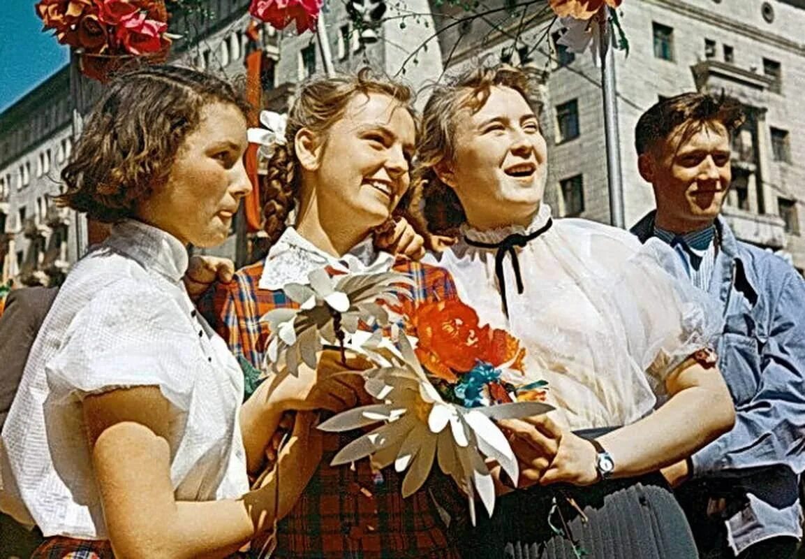 1 мая 70. Советские люди. Радостные советские люди. Счастливые советские люди. СССР счастливый народ.