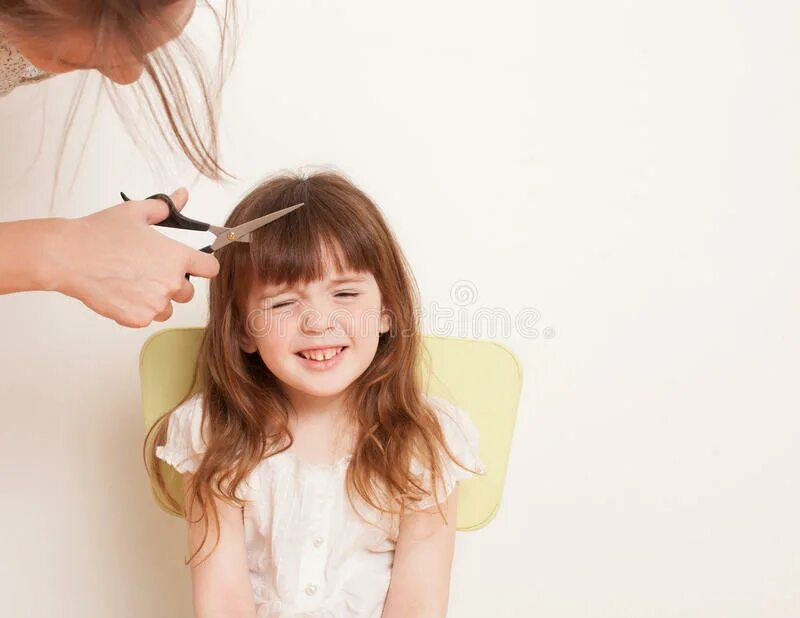 Подстригла дочку. Подстричь дочку. Мама подстригает ногти. Девочке мама отстригла волосы. Отстриг маме волосы.