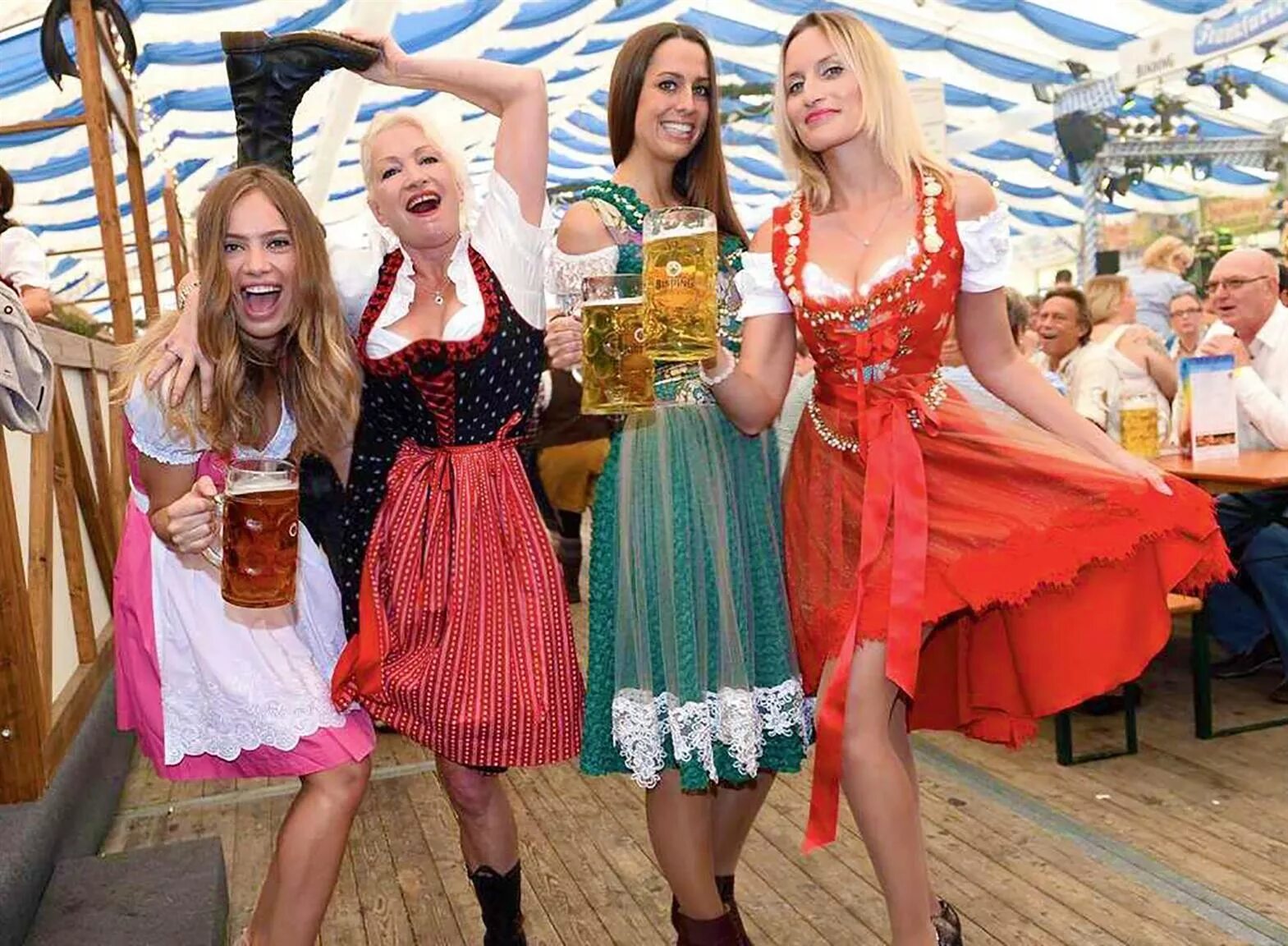 Погода в немки. Октоберфест фото нарядов. Немецкие девушки в турции. Немецкие девушки. Дирндль октоберфест.