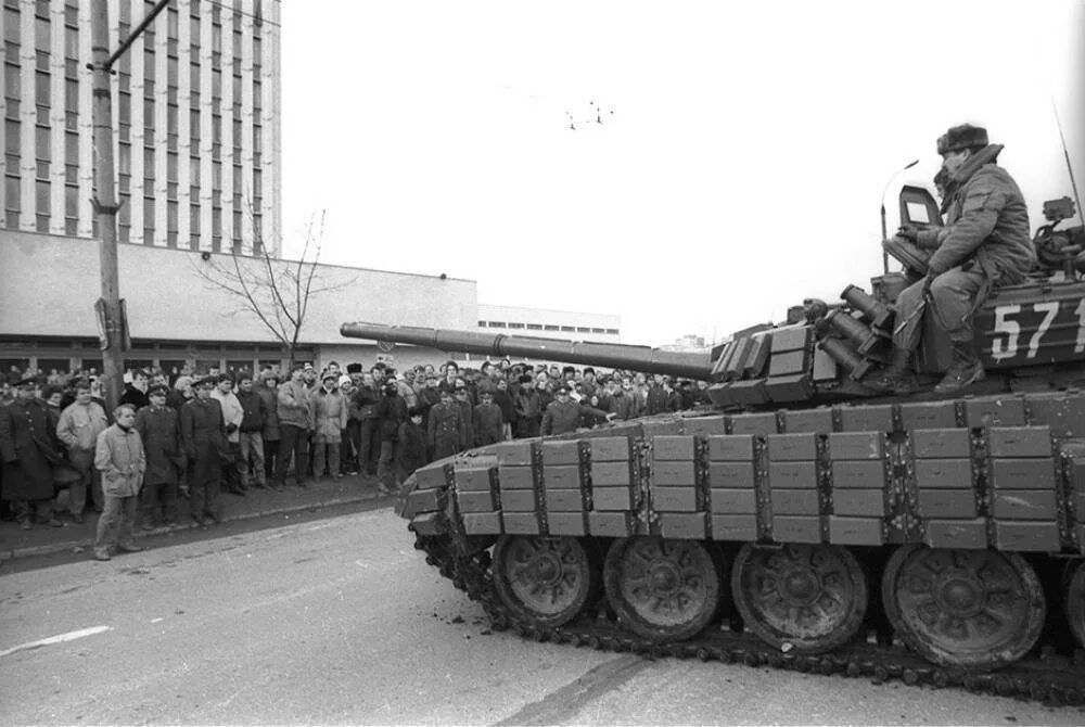 Литва штурм 1991. Штурм телецентра в вильнюсе. Литва штурм 1991. Митинг москва 1991 манежная. 13 января 1991 года в вильнюсе.