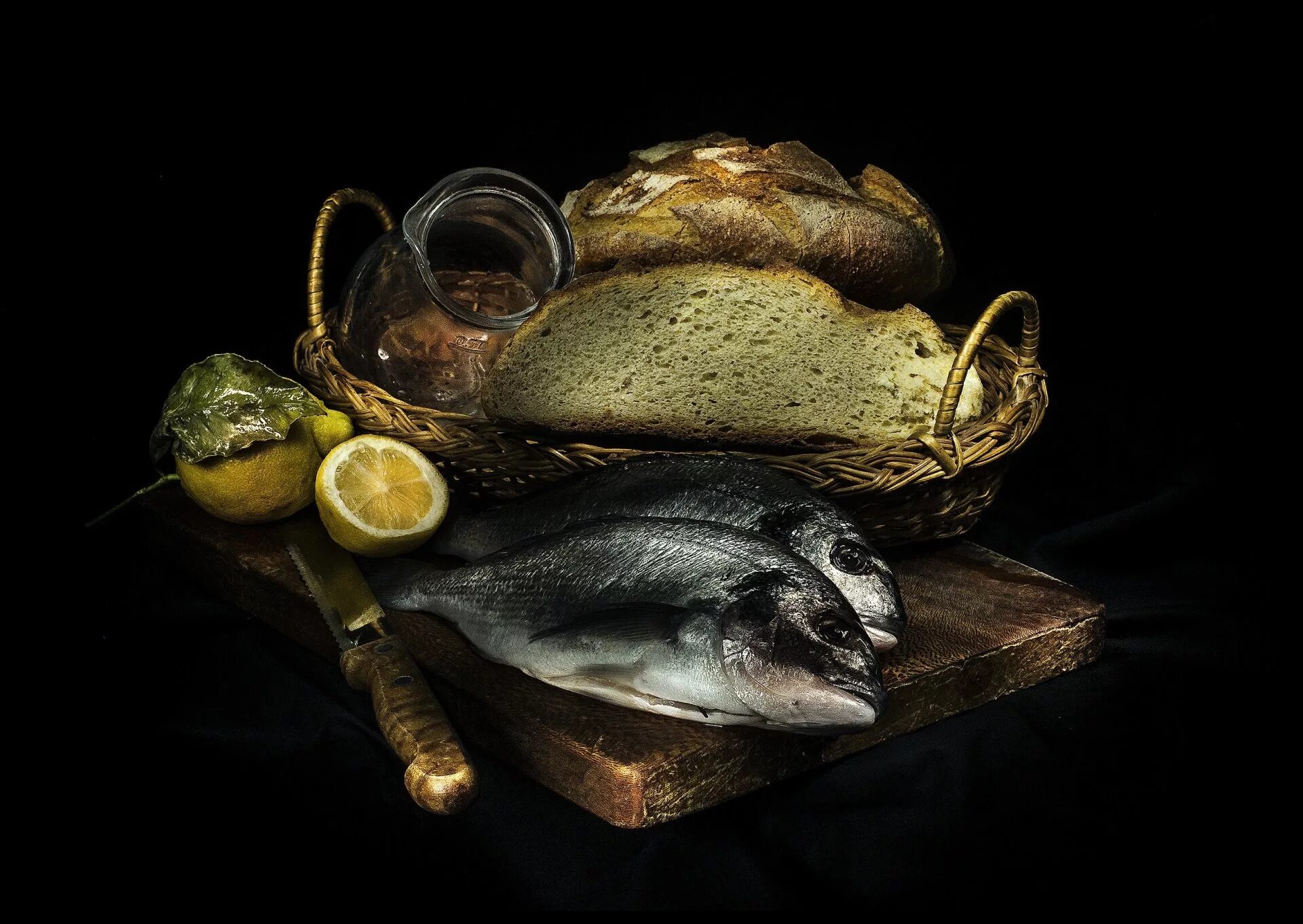 Рыбам можно есть хлеб. Необычный натюрморт. Натюрморт с рыбой. Натюрморт с морепродуктами. Натюрморт с осетром.