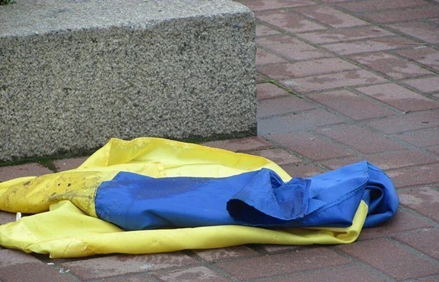 Порванный украинский флаг. Рваный флаг украины. Флаг украины 2022г. Порванный флаг украины. Украинский флаг.