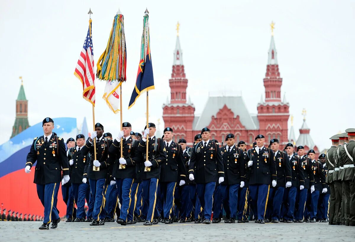 Парад Победы 2010 в Москве. Парад НАТО на красной площади. Войска НАТО на красной площади парад. США на параде Победы в Москве. 20 год 9 мая