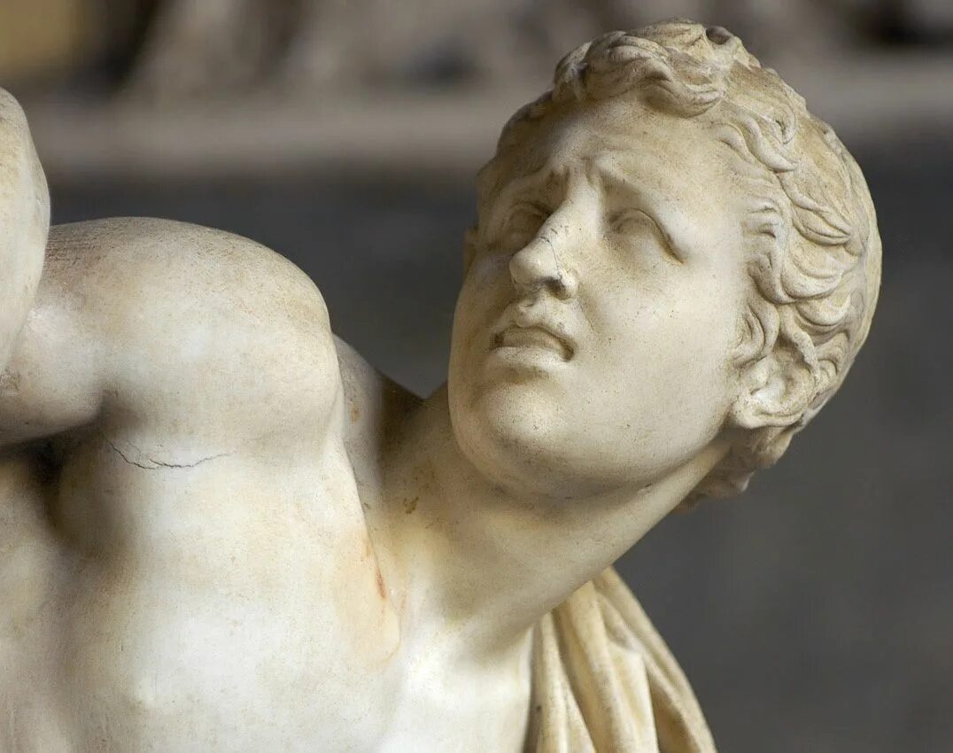 Античная скульптура греции мужчина. Мраморные статуи греции гермес. Греческие статуи. Скопас потос. Античные скульптуры древней греции.